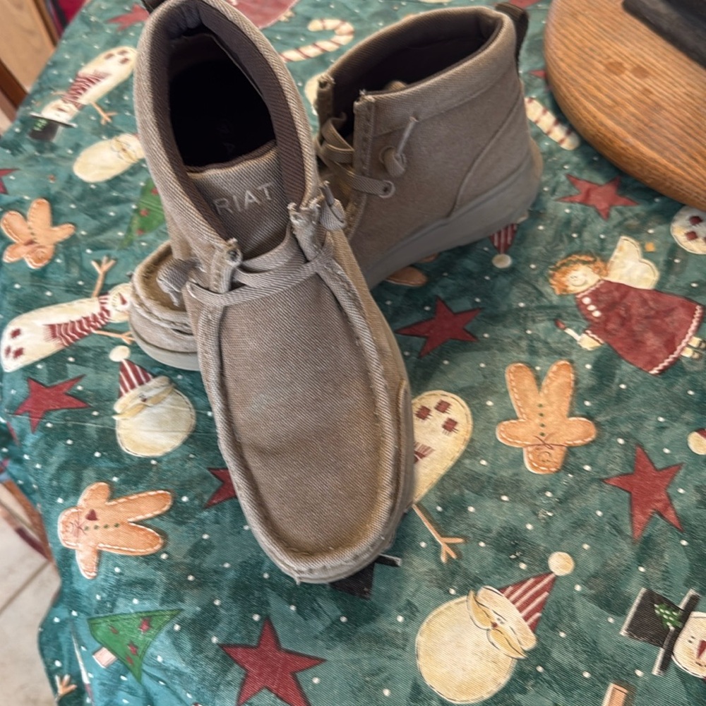 Ariat Hilo rancher boots
Men’s size 9.5